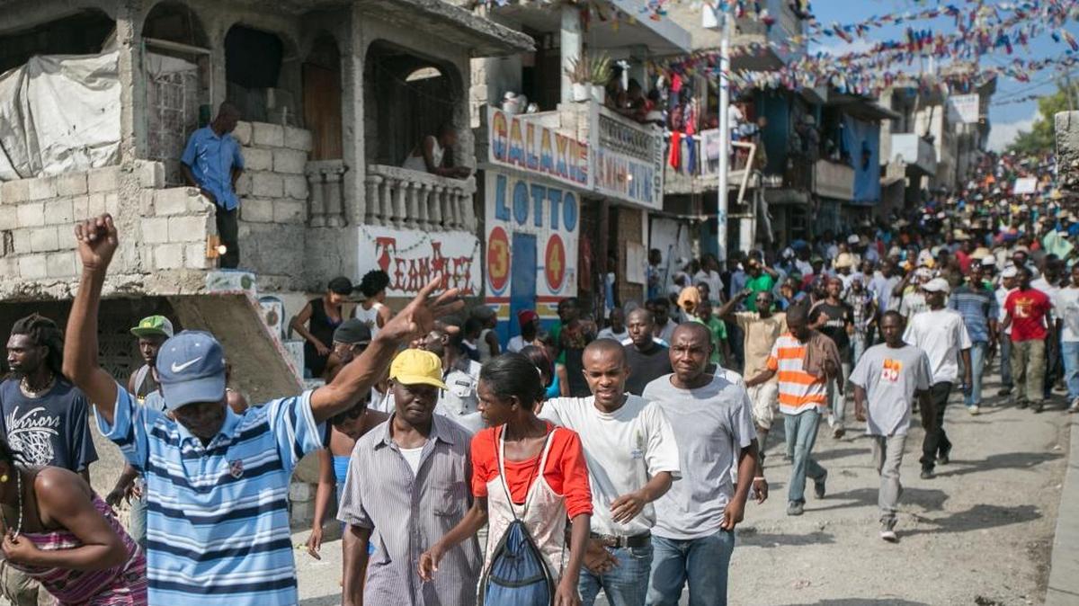 Opositores haitianos marchan para pedir la renuncia del presidente Michel Martelly el jueves, en Puerto Príncipe, Haití.