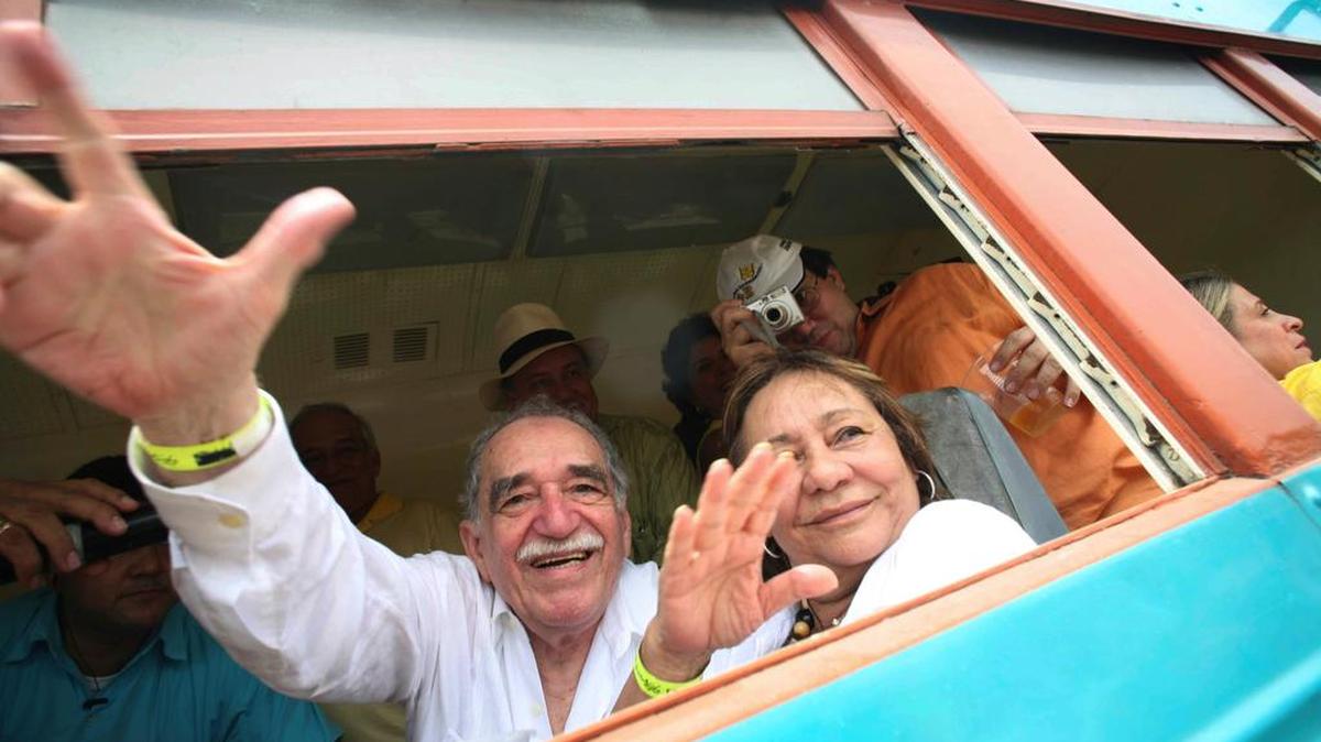 El Premio Nobel de Literatura de Colombia, Gabriel García Márquez, y su esposa, Mercedes Barcha, saludan al llegar en tren a Aracataca en el 2007.