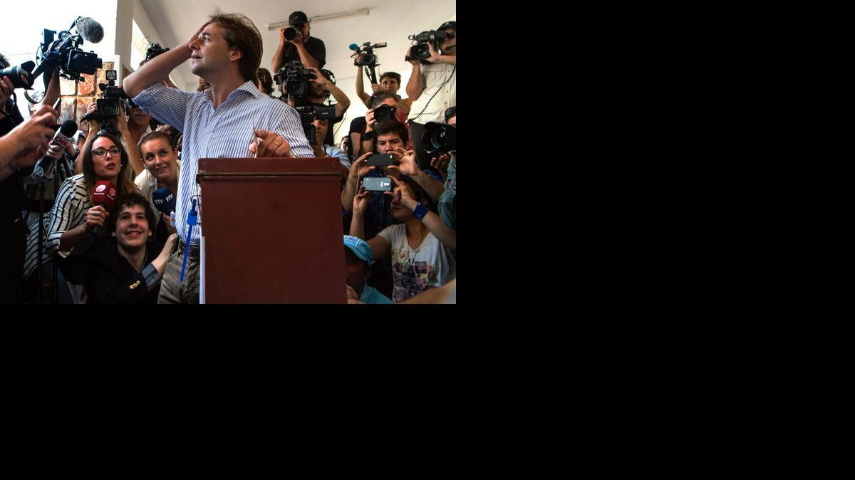 
El candidato a la presidencia de Uruguay por el Partido Nacional, Luis Lacalle Pou, vota en las elecciones nacionales el domingo 26 de octubre de 2014 en Montevideo (Uruguay). Lacalle, al que las encuestas ubican con un 33 % en segundo lugar en intención de voto tras el oficialista Tabaré Vázquez (41%-46%), pasaría con esos resultados a la segunda vuelta, en donde tendría, también según los sondeos, muchas posibilidades de ganar. 
