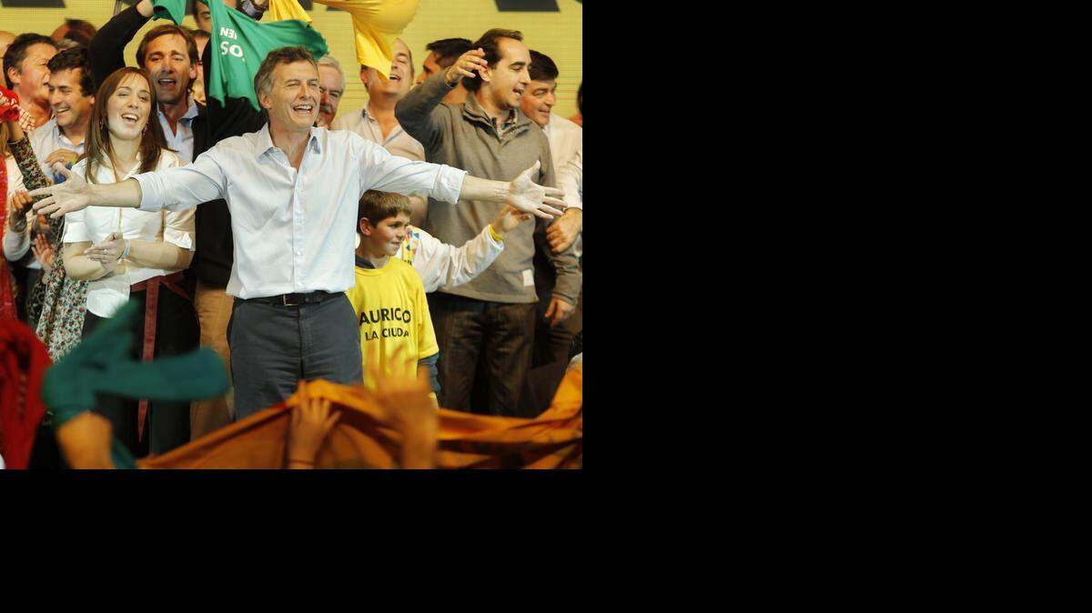 
El alcalde de Buenos Aires, Mauricio Macri celebra su reelección en el 2011. Macri logró el domingo un importante respaldo político para las elecciones presidenciales de Argentina, que se realizarán en octubre.
