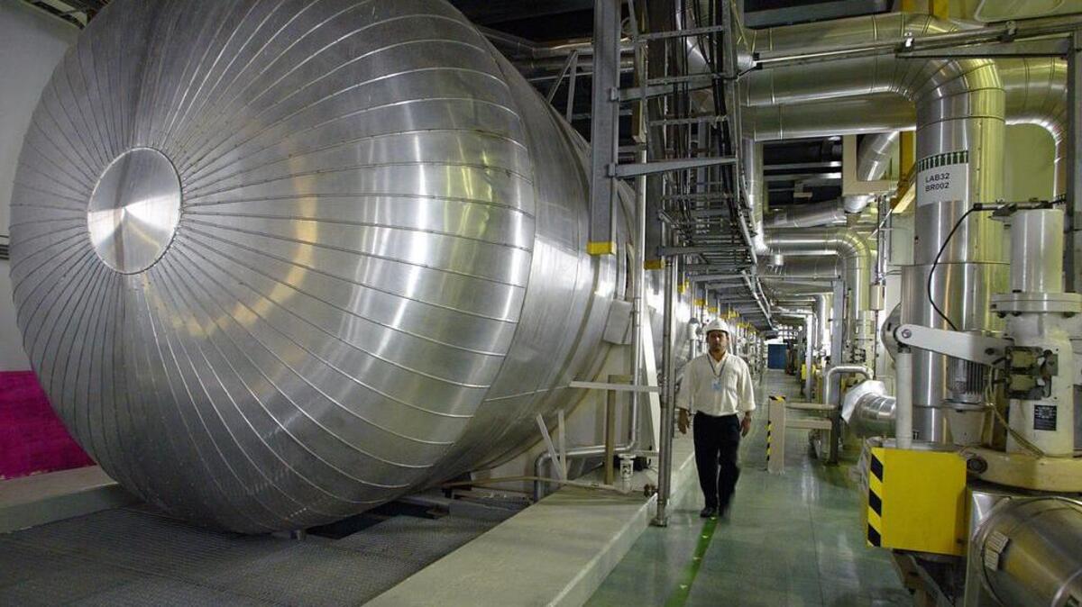 
Un técnico camina por uno de los pasillo de una planta nuclear en Angra dos Reis, 250 km al sur de Río de Janeiro.
