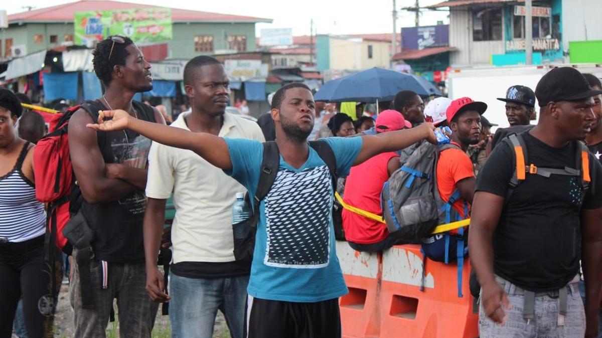 Migrantes africanos aguardan el viernes en la frontera de Panamá con Costa Rica. La autoridad migratoria panameña tildó de “arbitraria” la medida de Costa Rica de expulsar hacia Panamá a más de 500 africanos que no fueron recibidos por este país.