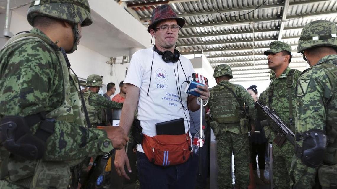 Archivo: Soldados mexicanos chequean la visa de Manuel Alejandro Álvarez Gómez, quien es parte de un grupo de cubanos varados en Nuevo Laredo.