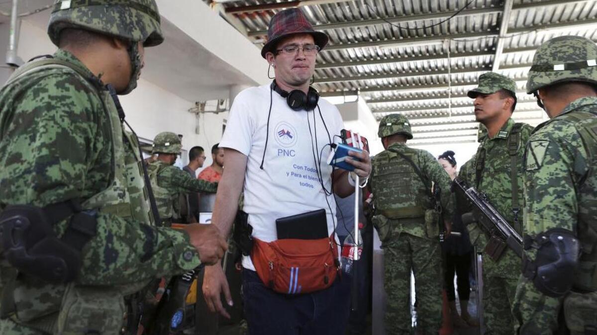 Archivo: Soldados mexicanos chequean la visa de Manuel Alejandro Álvarez Gómez, quien es parte de un grupo de cubanos varados en Nuevo Laredo.