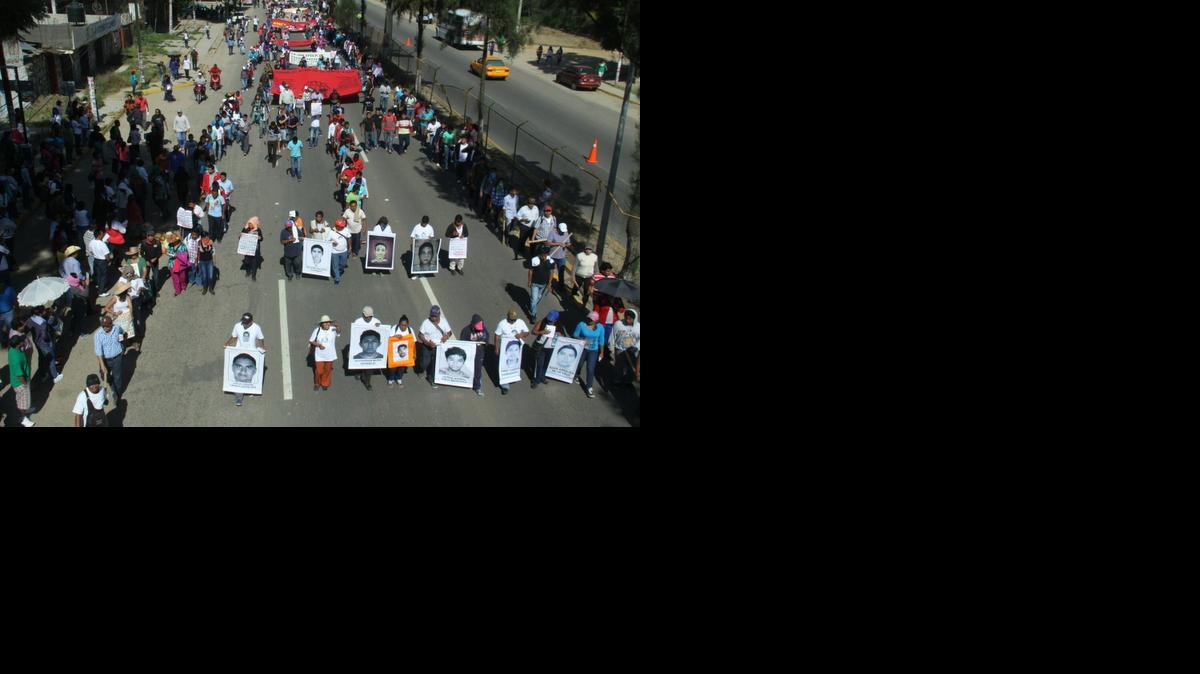
Familiares y compañeros de 43 estudiantes desaparecidos en Iguala, a su llegada a Oaxaca en su camino a Ciudad de México para un multitudinario acto de protesta y demanda de justicia que se realizará este jueves.
