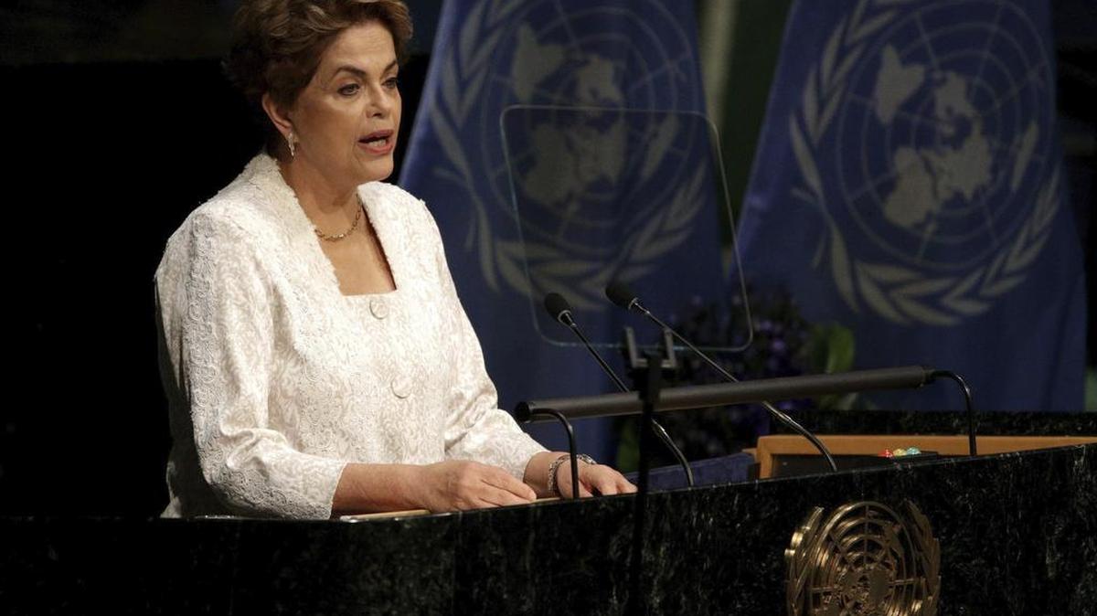 La presidenta de Brasil, Dilma Rousseff, pronuncia su discurso durante la ceremonia inaugural de firma del Acuerdo de París en la sede de la Naciones Unidas de Nueva York, hoy, 22 de abril de 2016.