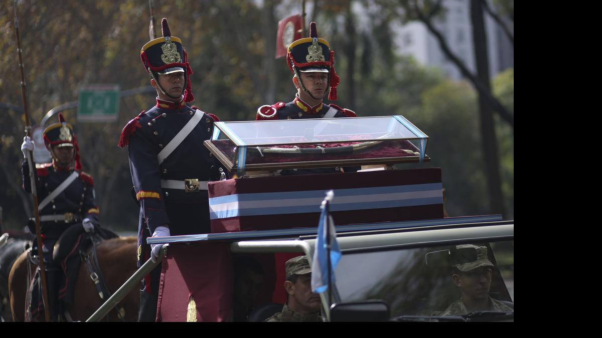 
La comitiva del Cuerpo de Granaderos de Argentina traslada el sable corvo del general José de San Martín, libertador de América, el domingo hacia el Museo Histórico Nacional, en Buenos Aires. 
