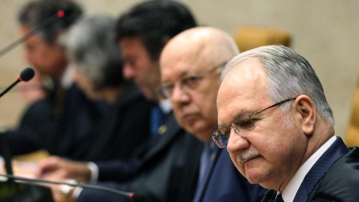 El juez Luiz Fachin (d) participa en una sesión de miembros del Tribunal Supremo de Brasil asisten, el jueves 14 de abril de 2016, a una sesión extraordinaria en la que se analizará todas las demandas que ha recibido contra el proceso con miras un posible juicio político contra la presidenta Dilma Rousseff en Brasilia (Brasil). La sesión fue convocada después de que el abogado general del Estado, José Eduardo Cardozo, presentó una acción en la que denuncia "vicios" que, en su opinión, "hieren de muerte el proceso".