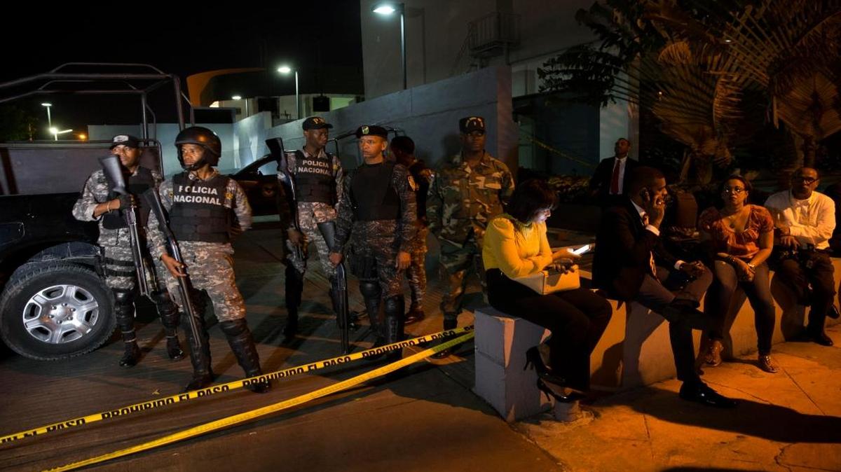 Agentes de la Policía Nacional dominicana vigilan afuera de las instalaciones de la empresa brasileña Odebrecht, el miércoles 18 de enero de 2017, en Santo Domingo (R.Dominicana). Las autoridades del Ministerio Público dominicano allanaron las oficinas de la constructora brasileña Odebrecht investigada en el país por el supuesto pago de 92 millones de dólares en sobornos para acceder a contrataciones de infraestructuras públicas.