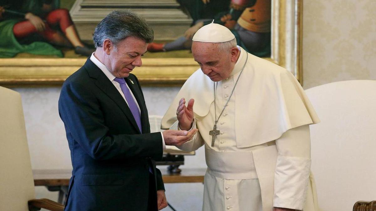 
El papa Francisco (dcha) conversa con el presidente de Colombia, Juan Manuel Santos, durante una audiencia privada en el Vaticano, el lunes 15 de junio de 2015. 
