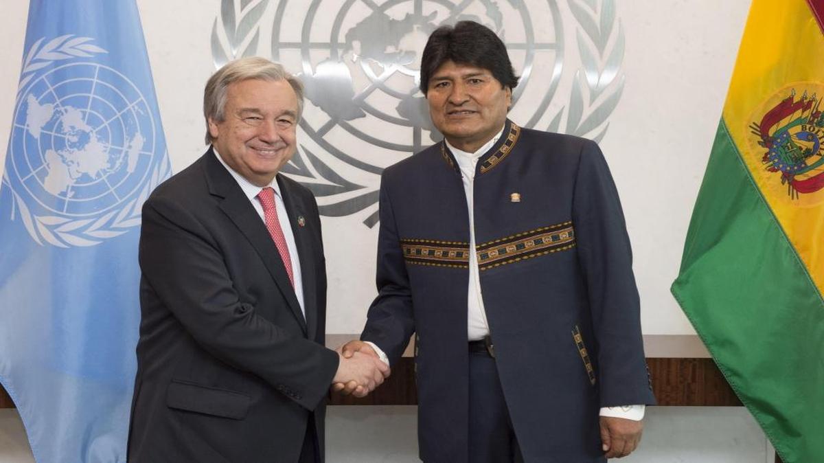 Fotografía cedida por la Organización de las Naciones Unidas (ONU) que muestra a su secretario general, Antonio Guterres (i), mientras estrecha la mano del presidente de Bolivia, Evo Morales Ayma, el lunes 5 de junio de 2017, en la sede de la ONU en Nueva York (EE.UU). Morales se encuentra en Nueva York para presidir una reunión del Consejo de Seguridad de la ONU.