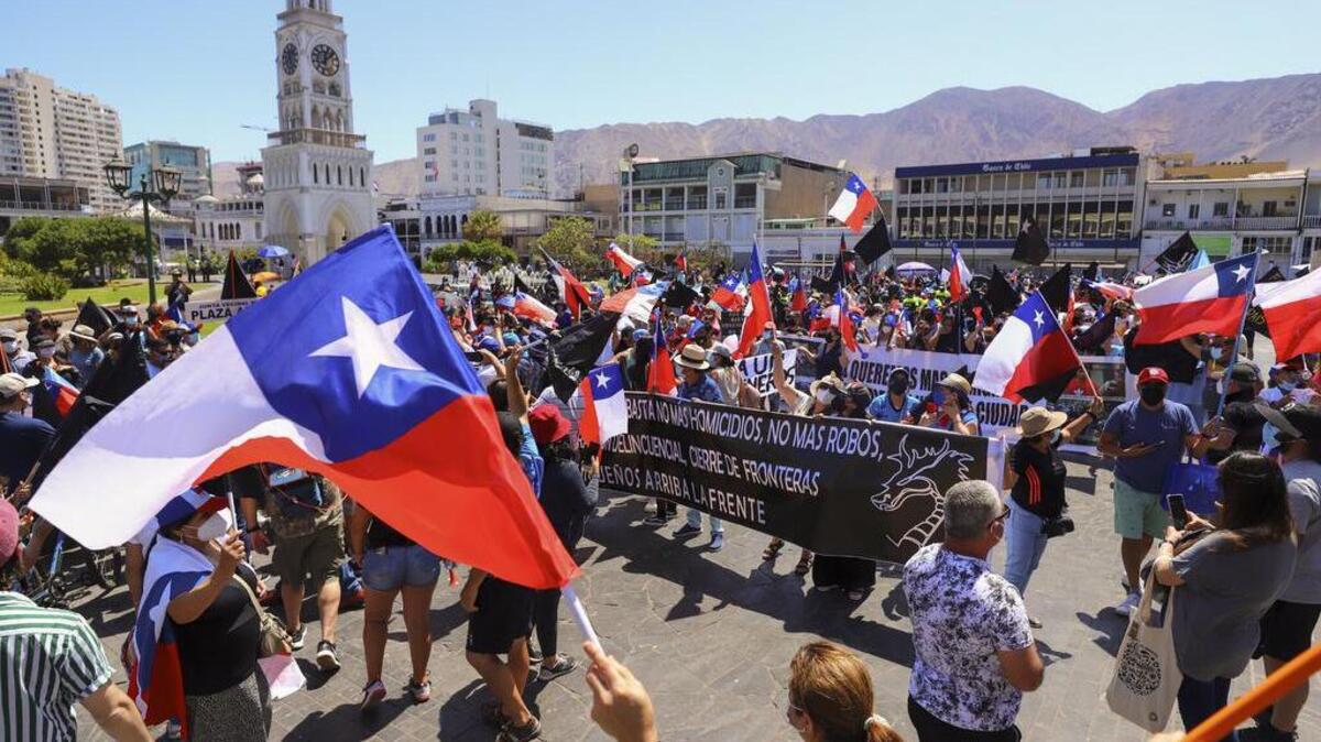 Cientos de manifestantes participan en una marcha contra la migración ilegal en Iquique, Chile, el 30 de enero del 2022.