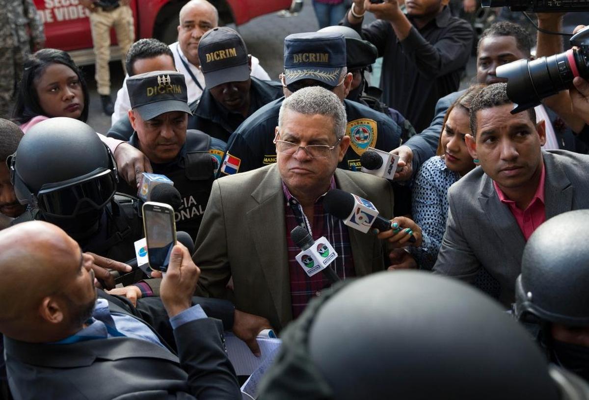Roberto Rodríguez (c), exdirector de INAPA (Instituto Nacional de Aguas Potables y Alcantarillado), es ingresado al Palacio de Justicia, como parte de las detenciones que ha iniciado la Procuraduría General de la República, contra presuntos implicados en los sobornos de la constructora Odebrecht en el país, el lunes 29 de mayo de 2017, en Santo Domingo (República Dominicana).