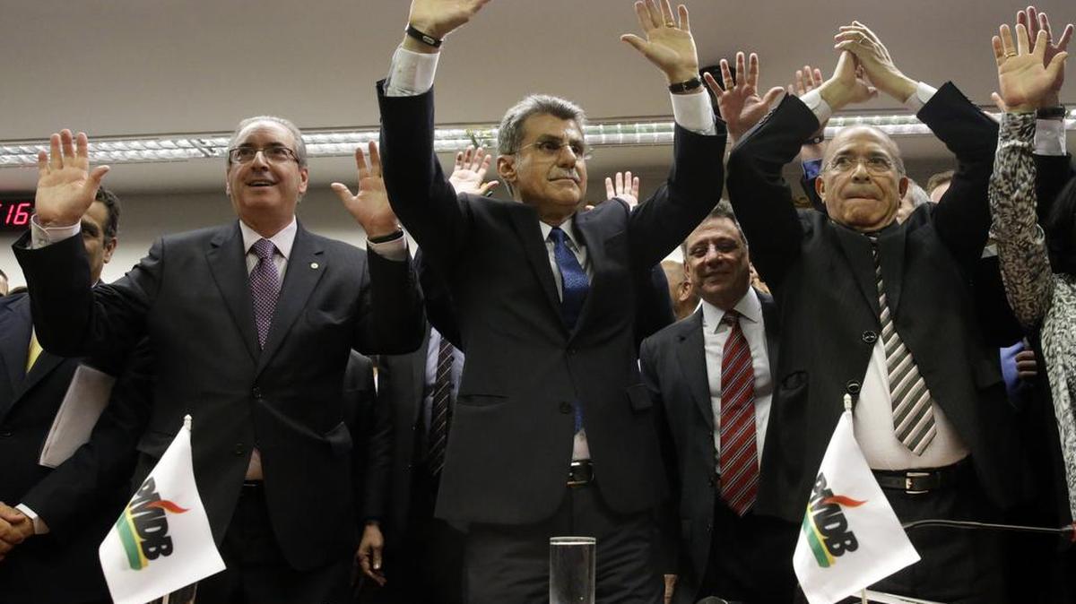 De izquierda a derecha, el presidente de la Cámara de Diputados de Brasil, Eduardo Cunha; el senador brasileño Romero Jucca y el ex ministro de la Aviación Civil de Brasil, Eliseu Padilha, celebran el rompimiento del Partido del Movimiento Democrático Brasileño con la presidenta brasileña Dilma Rousseff.