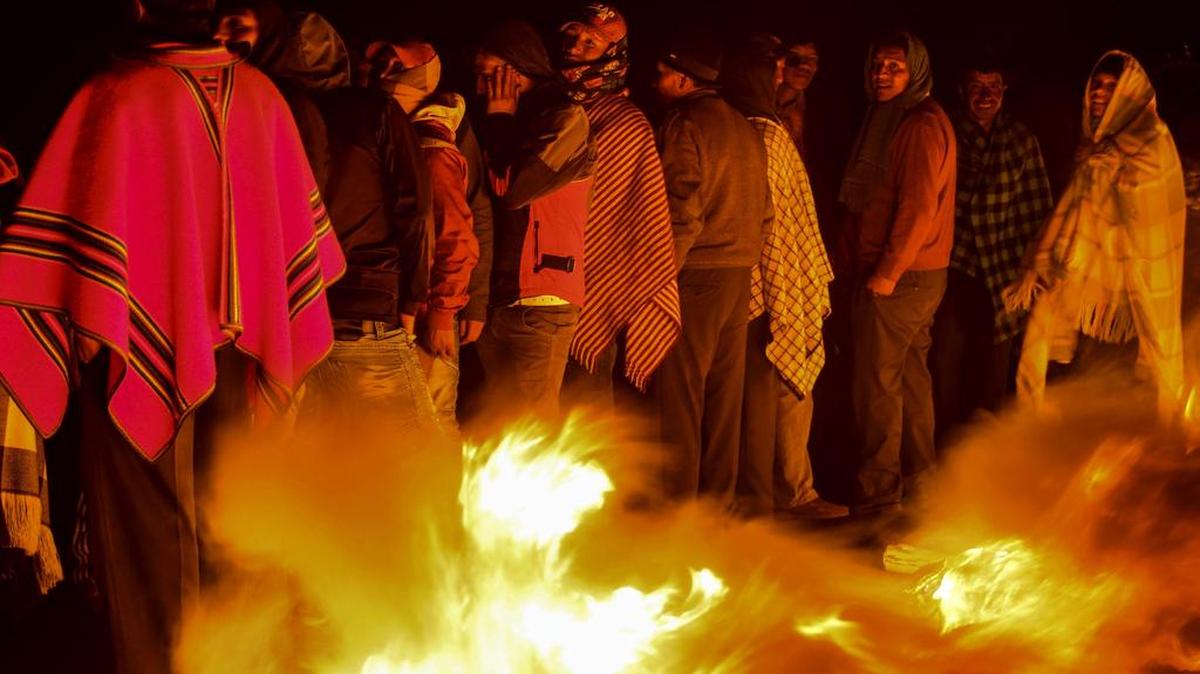 
Indígenas cierran la carretera panamericana hoy jueves 13 de agosto de 2015, en sector de los Chasquis, en la provincia de Cotopaxi (Ecuador), en protesta contra el gobierno de Rafael Correa, al que piden rectificaciones en ciertas políticas. 
