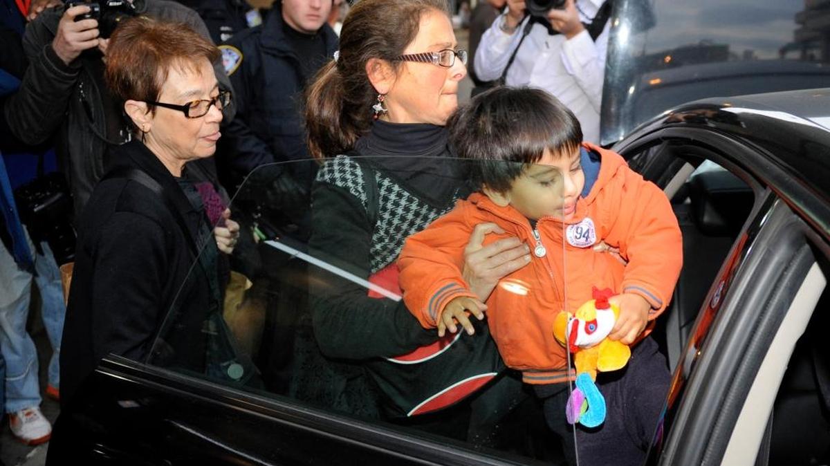 Lori Berenson (cen.), y su hijo Salvador Apari, ingresan en un vehículo, tras llegar a Newark, Nueva Jersey, el domingo. Berenson cumplió una condena de 20 años en Perú por terrorismo.