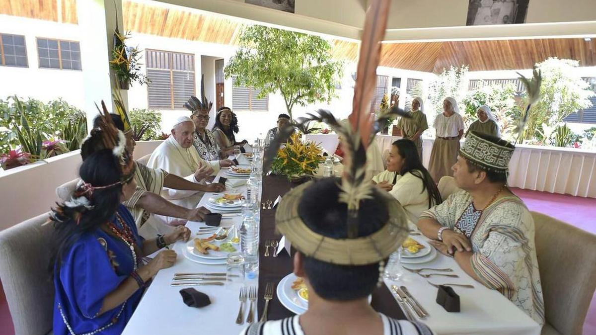 El papa Francisco durante un almuerzo con indígenas, en Puerto Maldonado, el 19 de enero del 2018.
