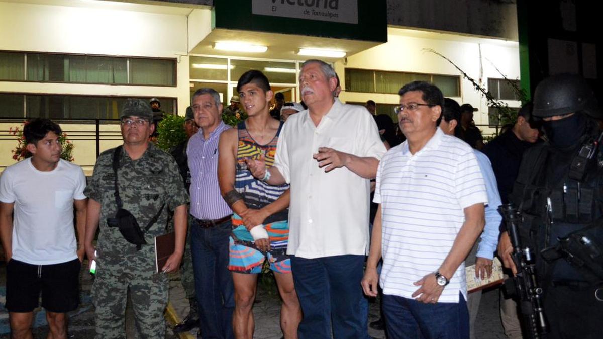 El jugador, de 25 años, vestía pantalón corto y una camisa multicolor sin mangas cuando se presentó ante los periodistas.