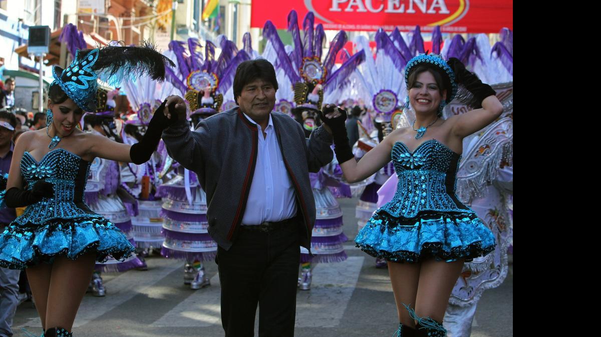 
El presidente boliviano, Evo Morales, baila la danza de la morenada el sábado, junto a decenas de miles de bailarines, la mayoría aimaras, que exhibieron las danzas folclóricas de su país en la Fiesta del Gran Poder o Fiesta Mayor de los Andes. 
