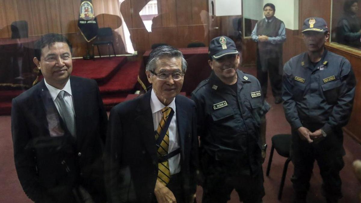 
El ex presidente de Perú, Alberto Fujimori (2 izq.), sale de un sala de un tribunal en las afueras de Lima, en julio. Tres hermanos, una sobrina y un cuñado de Fujimori aparecen entre las más de 100 personas que son procesadas por delitos de corrupción y tienen orden de captura internacional, informó el domingo la Procuraduría Anticorrupción de Perú.
