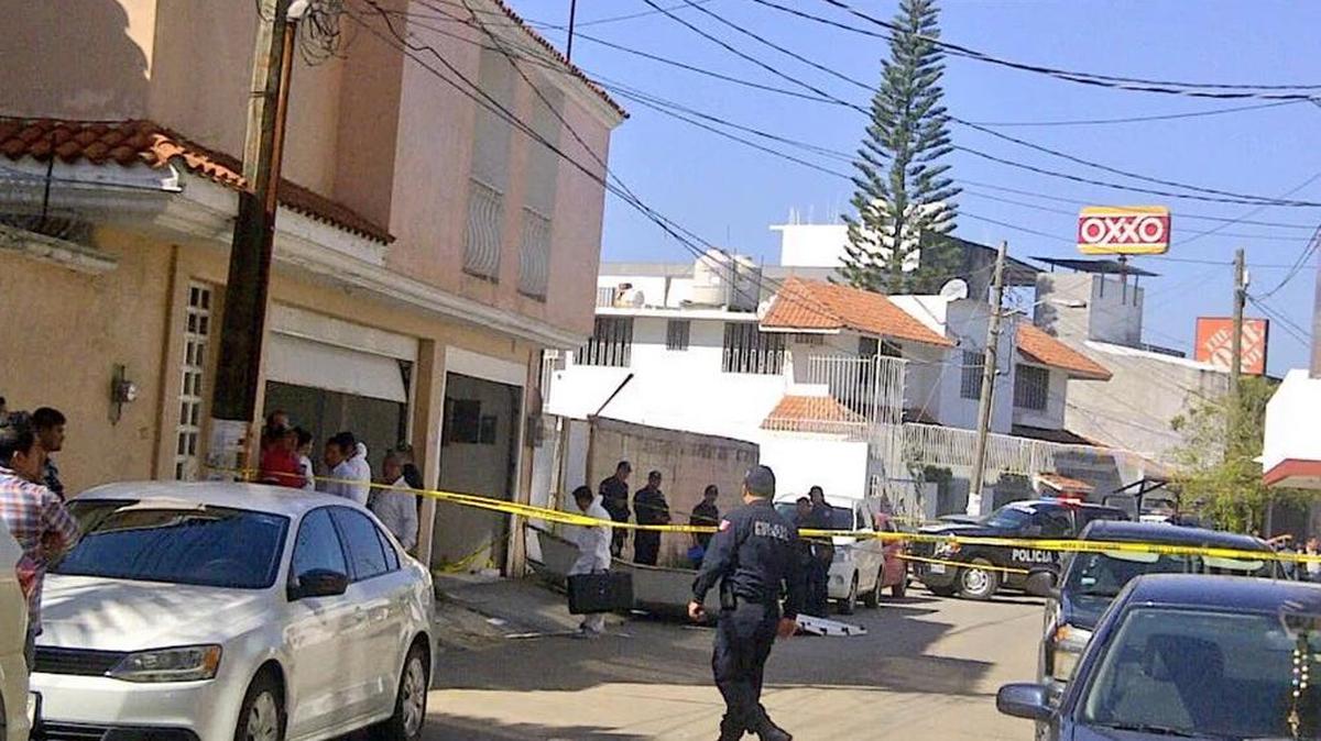 Peritos forenses investigan en la zona de domicilio del empresario Moisés Dagdug quien fue asesinado este sábado 20 de febrero de 2016, en el estado mexicano de Tabasco.