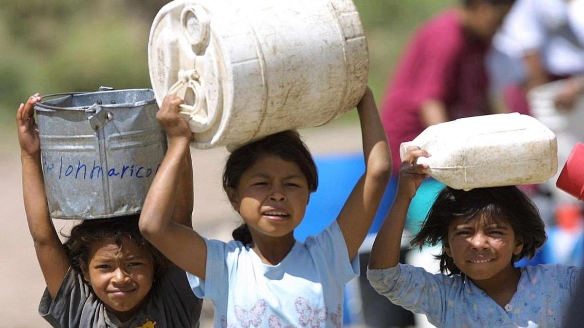 
Tres niñas recorren con recipientes largas distancia en Tegucipalpa, para conseguir agua potable, por la fuerte sequia que afecta a Honduras. Foto archivo.
