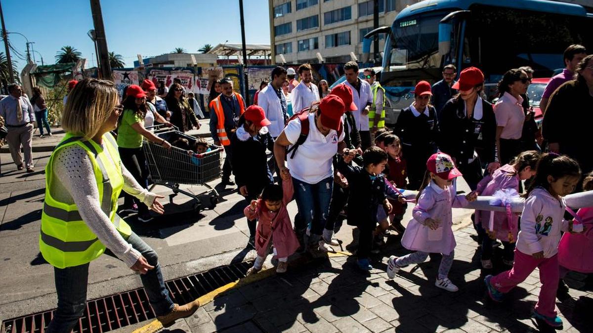 La gente se moviliza a un terreno más alto durante un terremoto y un simulacro de tsunami en Valparaíso, a unos 120 kilómetros al oeste de Santiago de Chile, el 3 de noviembre de 2016.