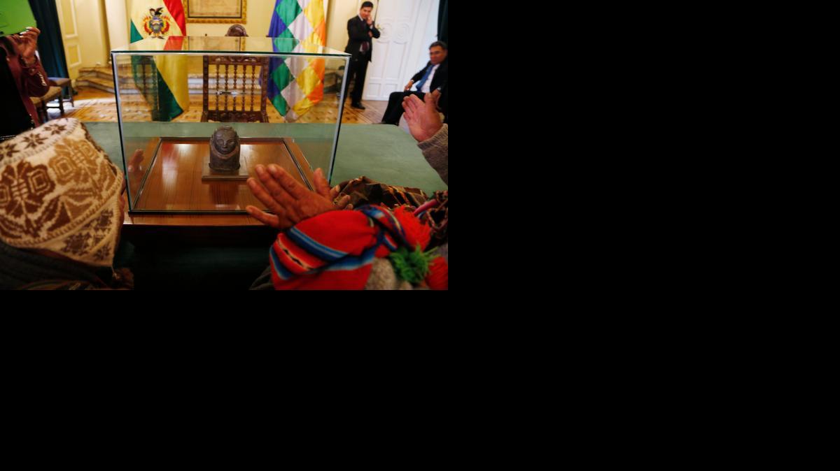 
Consejeros espirituales indígenas de Bolivia realizan el lunes un ritual a la estatuilla recuperada que pertenece a la cultura Pucara (220 ac-200 dc) y que habitó la rivera del lago Titicaca en los Andes de ese país.


