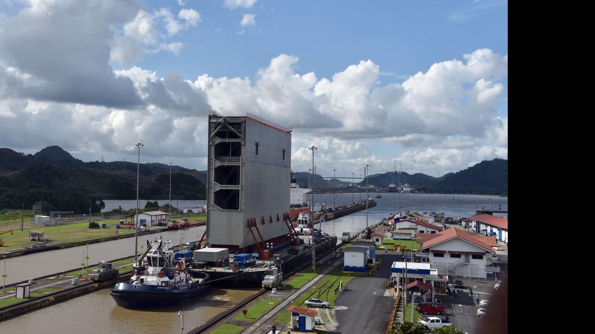 
La última puerta a ser usada en las esclusas del canal de Panamá, arriba al sector Miraflores en diciembre pasado, en Ciudad de Panamá. 
