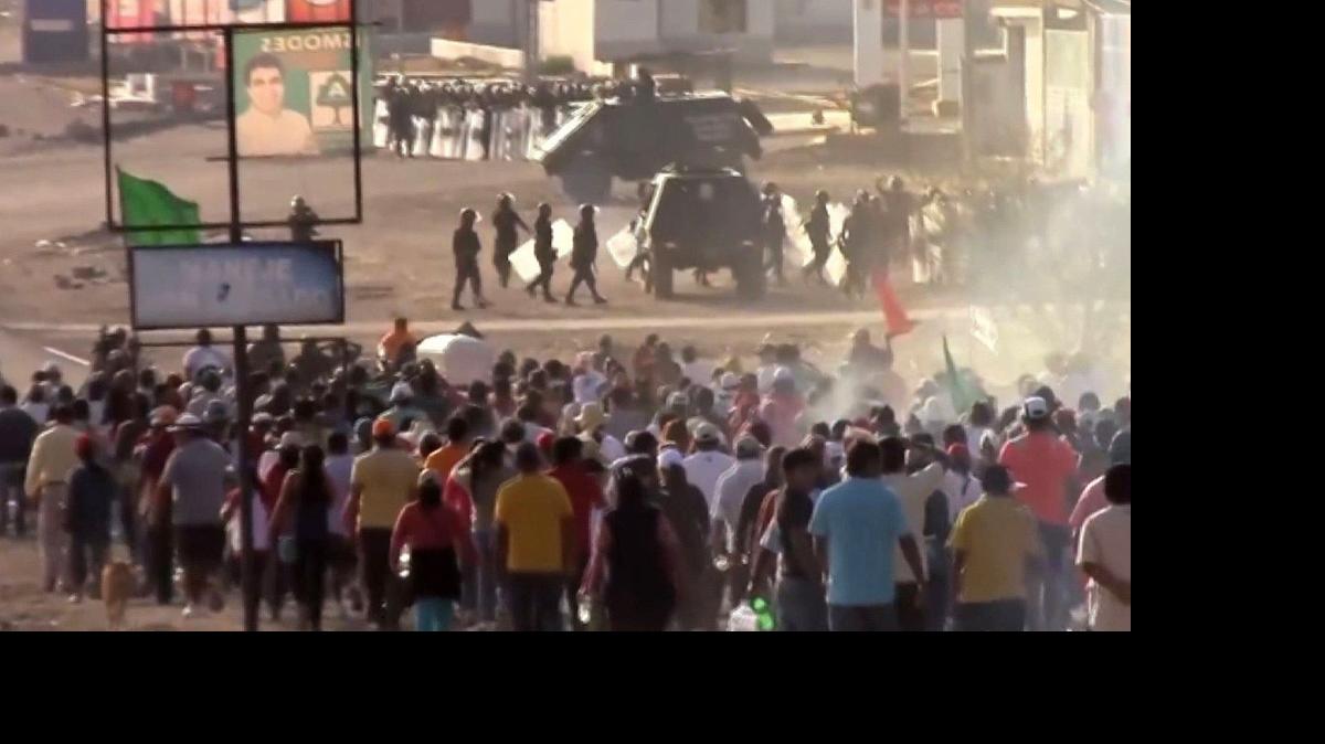 
Fotografía tomada de un video que muestra los enfrentamientos violentos entre manifestantes y la policía en Moquegua, Perú. 
