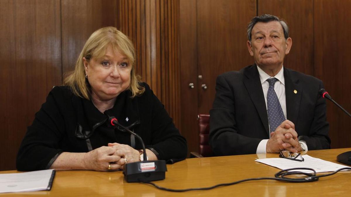 La ministra de Relaciones Exteriores de Argentina Susana Malcorra (i) y su homólogo de Uruguay Rodolfo Nin Novoa (d) participan en una rueda de prensa el lunes 27 de junio de 2016, en Montevideo (Uruguay).