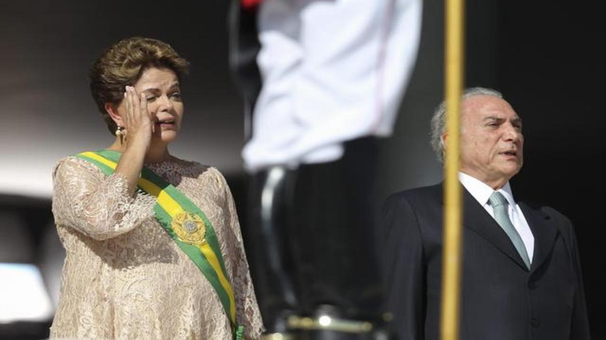
La presidenta de Brasil, Dilma Rousseff (i), participa junto al vicepresidente, Michel Temer (d), el jueves 1 de enero de 2015, durante la ceremonia de investidura en el Palacio de Planalto en Brasilia (Brasil). 