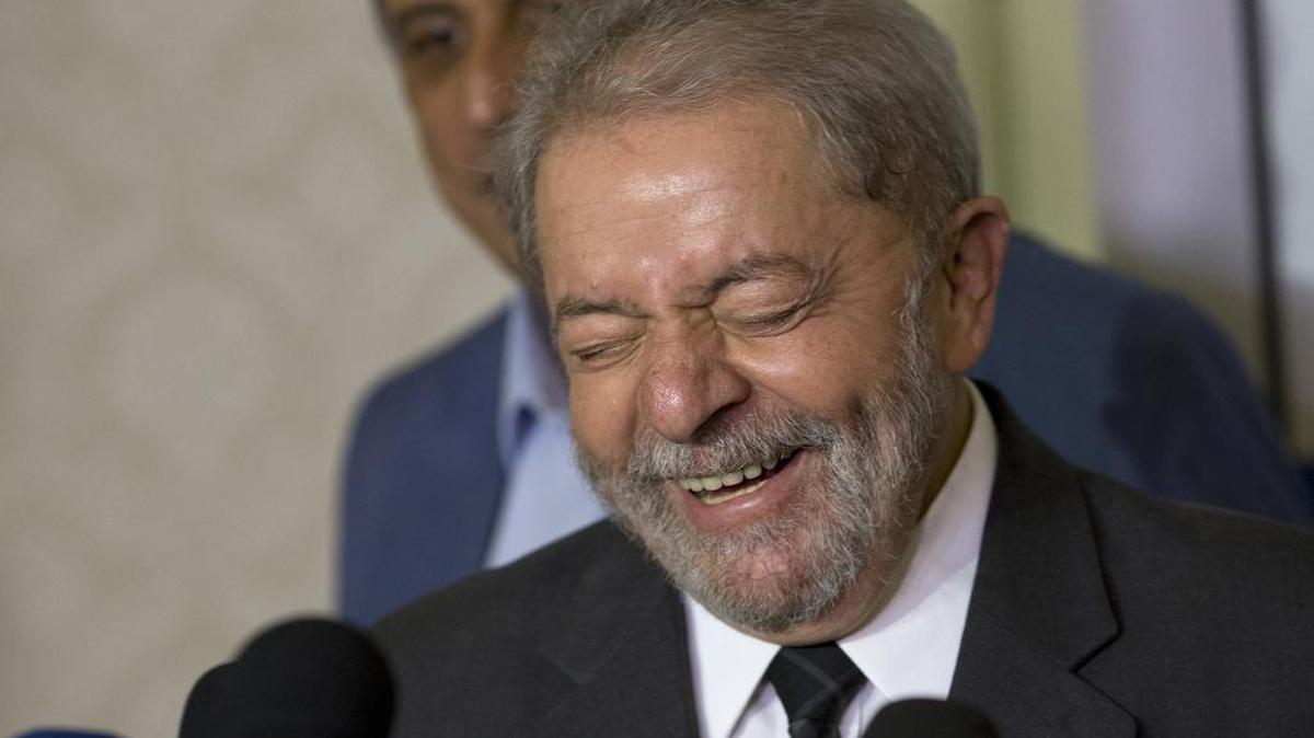 El ex presidente de Brasil, Luiz Inácio Lula da Silva, se ríe durante una conferencia de prensa, en Río de Janeiro, la semana pasada.