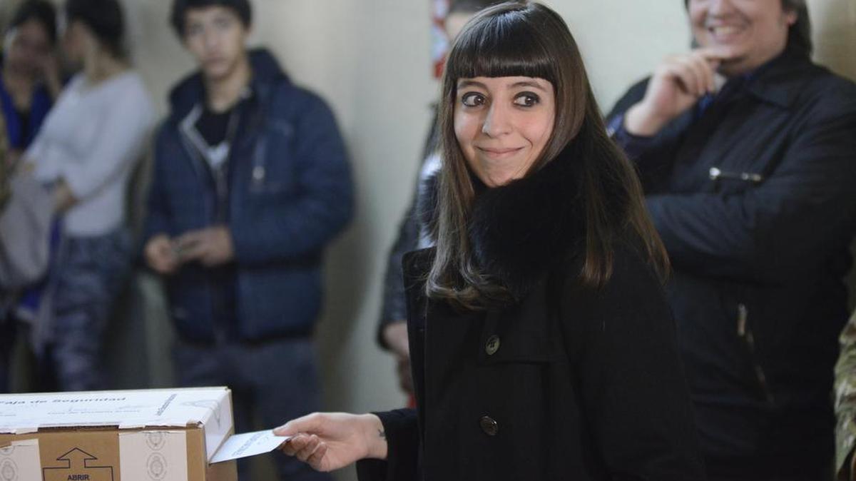 Florencia Kirchner, hija de los ex presidentes argentinos Néstor Kirchner y Cristina Fernández, luego de votar en unas elecciones en octubre de 2015. her vote during elections in Rio Gallegos, Argentina.