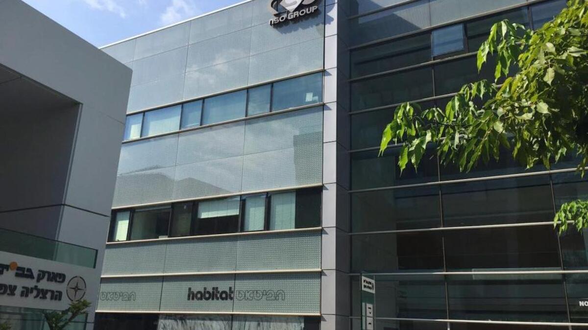 El logo de la compañía israelí NSO Group en un edificio donde tenían sus oficinas hasta hace unos meses en Herzliya, Israel.