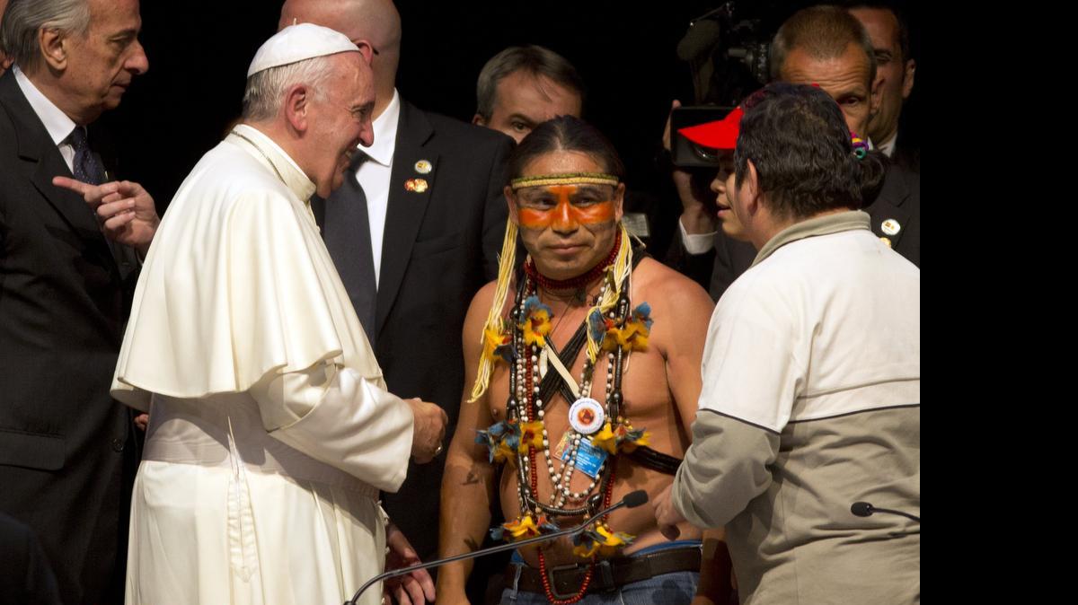 
En su visita a Bolivia el papa Francisco habla con líderes indígenas a los cuales pidió perdón por los crímenes de la Iglesia Católica durante la Conquista de América. 
