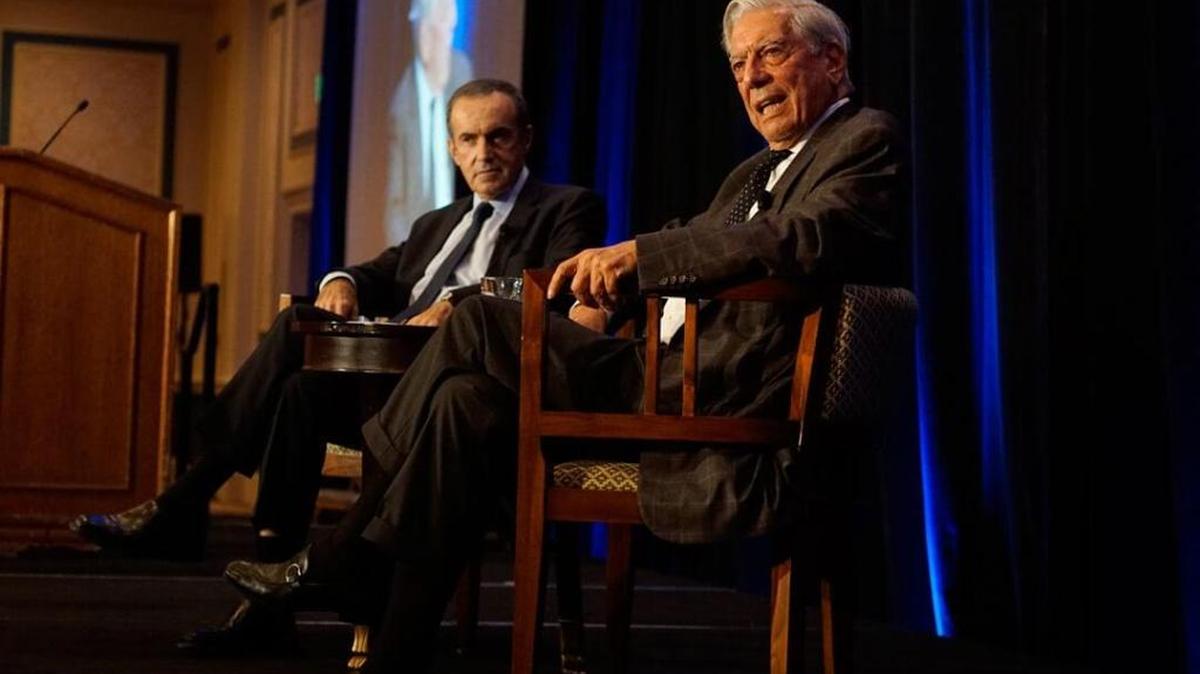 
Andrés Oppenheimer y el escritor Mario Vargas Llosa en la asamblea anual de la Sociedad Interamericana de Prensa, en Charleston, Carolina del Sur. 
