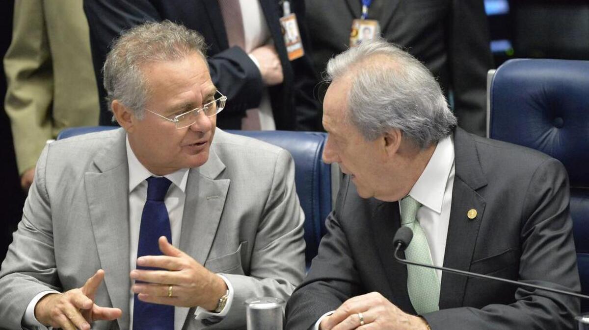 Ricardo Lewandowski (der), quien dirige las sesiones como garante constitucional del proceso en contra de Rousseff, habla con el senador Renan Calheiros en la fase final del juicio político contra la mandataria suspendida Dilma Rousseff.