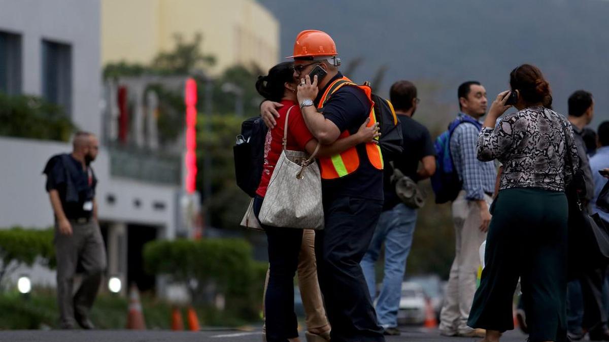 Trabajadores evacúan un edificio de oficinas luego de un sismo el lunes, 10 de abril de 2017, en San Salvador (El Salvador).