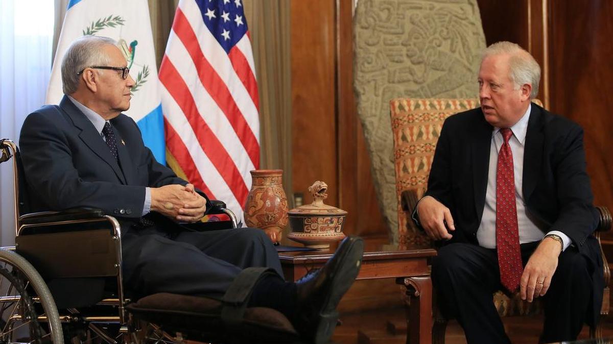 
El consejero estadounidense de Estado, Thomas Shannon (der.), habla el jueves con el presidente de Guatemala, Alejandro Maldonado Aguirre en Ciudad de Guatemala.
