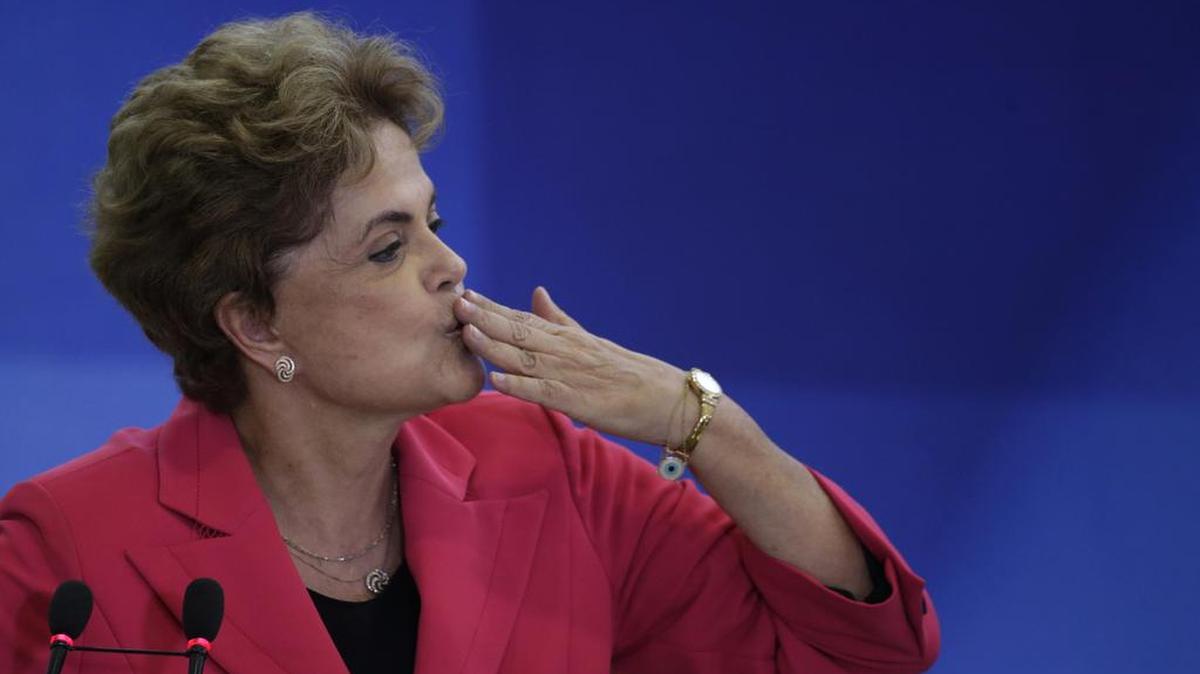La presidenta brasileña, Dilma Rousseff, durante el acto "Encuentro de Mujeres en Defensa de la Democracia", hoy, jueves 7 de abril de 2016, en el Palacio del Planalto en Brasilia. La mandataria brasileña planteó cinco puntos para un "gran pacto nacional" que permita al país superar su delicada crisis política y económica, pero aclaró que toda discusión deberá comenzar con el "respeto a los votos".