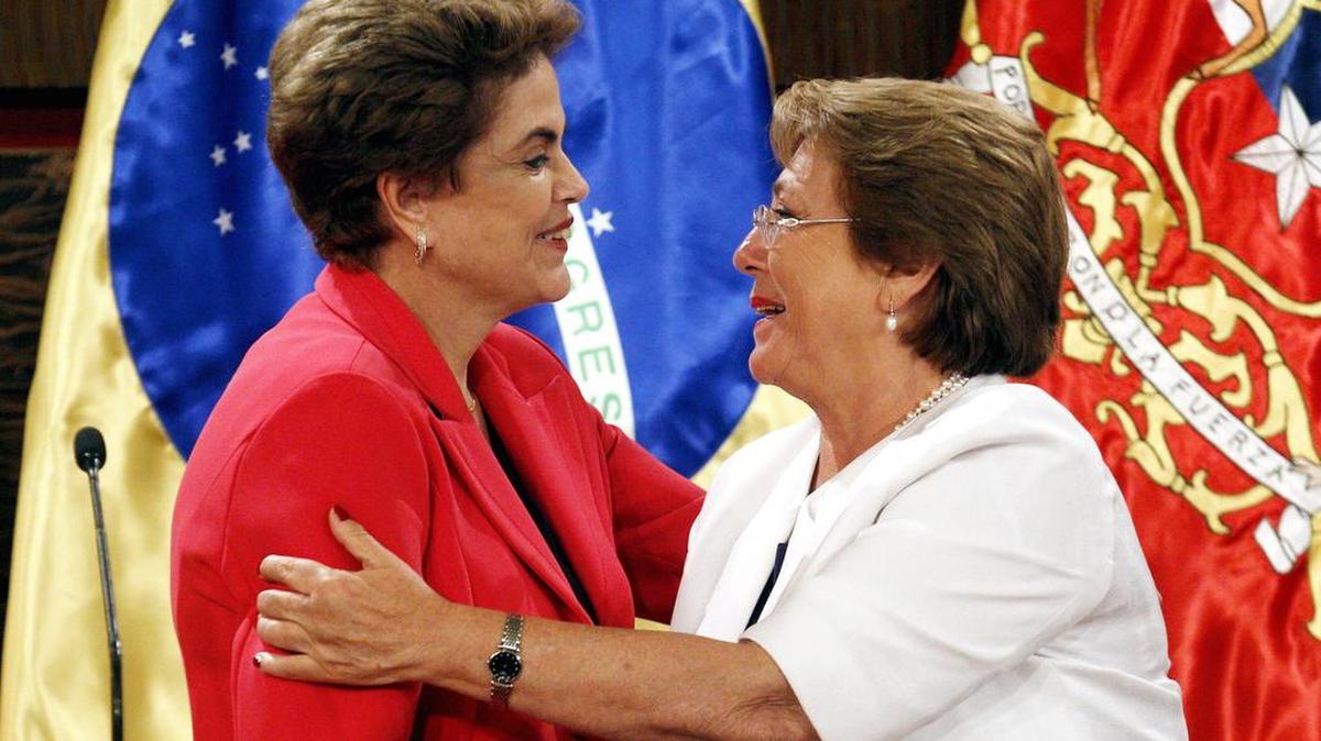La presidenta chilena, Michelle Bachelet (der.), y a su homóloga de Brasil, Dilma Rousseff, se saludan antes de ofrecer declaraciones a la prensa el viernes en el Palacio de La Moneda, en Santiago de Chile.