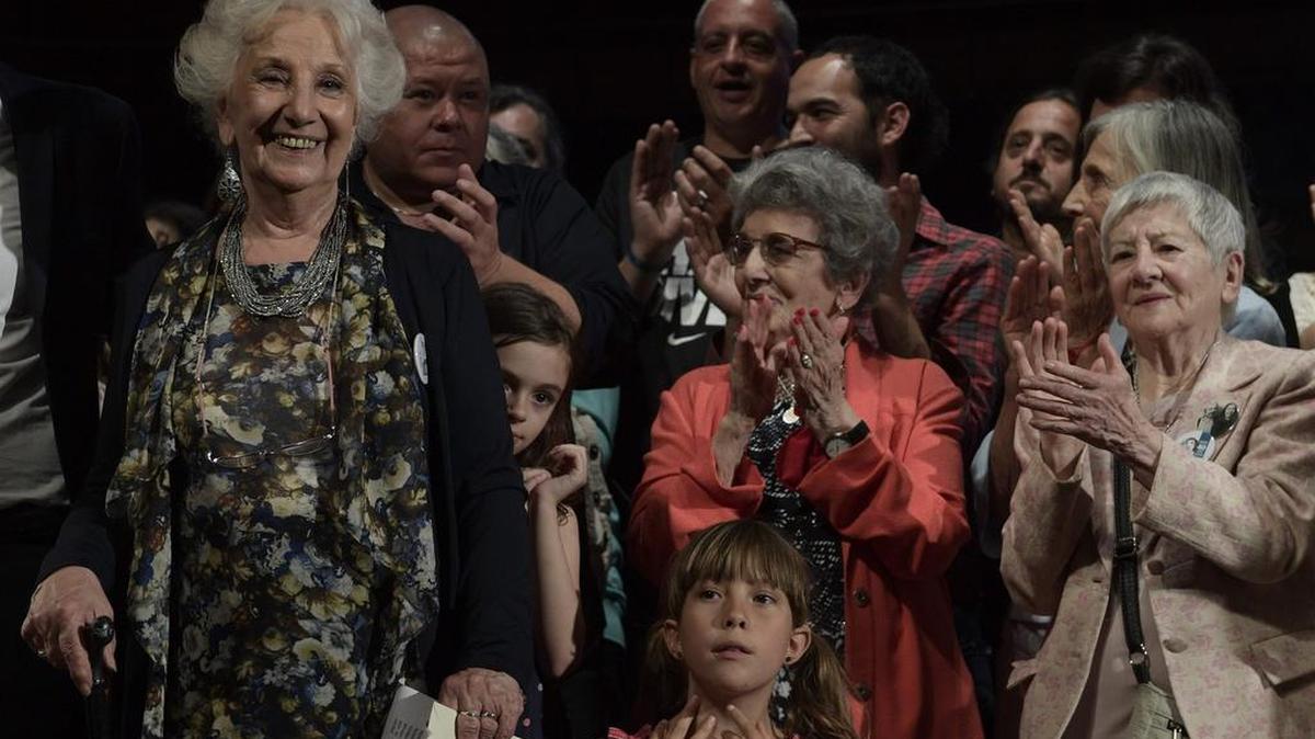 La presidenta de Abuelas de Plaza de Mayo, Estela de Carlotto (L), sonríe luego de anunciar la restitución de la 125ª nieta, durante el 40 aniversario de la organización de derechos humanos que dirige, en Buenos Aires el 26 de octubre de 2017.