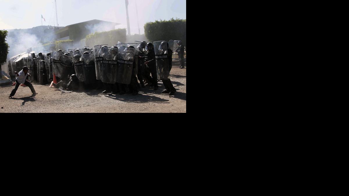 
Familiares de los 43 estudiantes desaparecidos en México, el pasado 26 de septiembre, acompañados de maestros y estudiantes protestan el lunes en el municipio mexicano de Iguala, donde intentaron sin éxito acceder a las instalaciones que el Ejército tiene en esta zona para buscar a sus hijos y de donde fueron replegados a la fuerza por cuerpos antidisturbios. 
