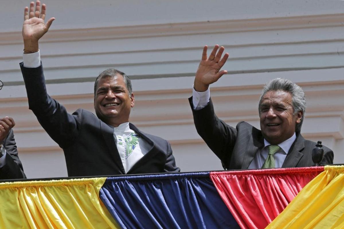El entonces presidente de Ecuador, Rafael Correa (izq.) y el candidato presidencial en ese momento Lenín Moreno saludan a sus simpatizantes en Quito.