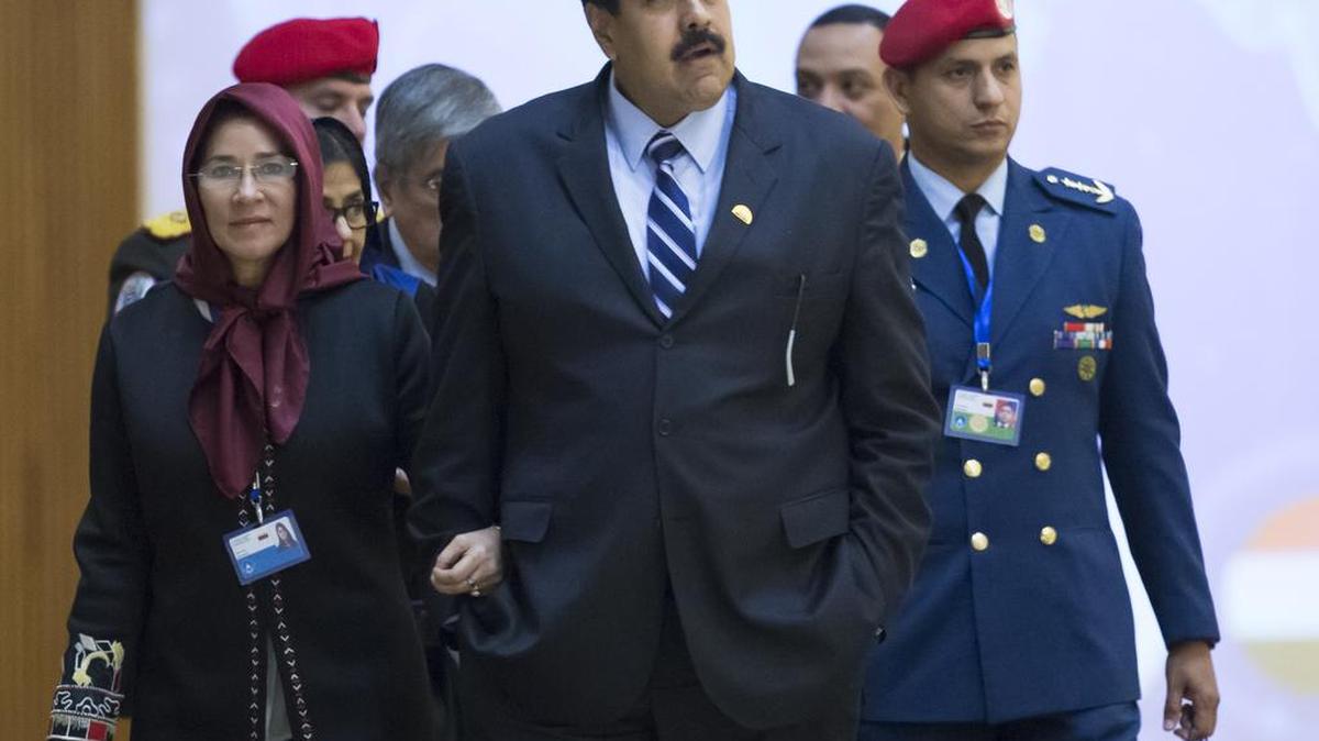 El presidente de Venezuela Nicolás Maduro junto a su esposa, Cilia Flores, en Teherán, Irán.