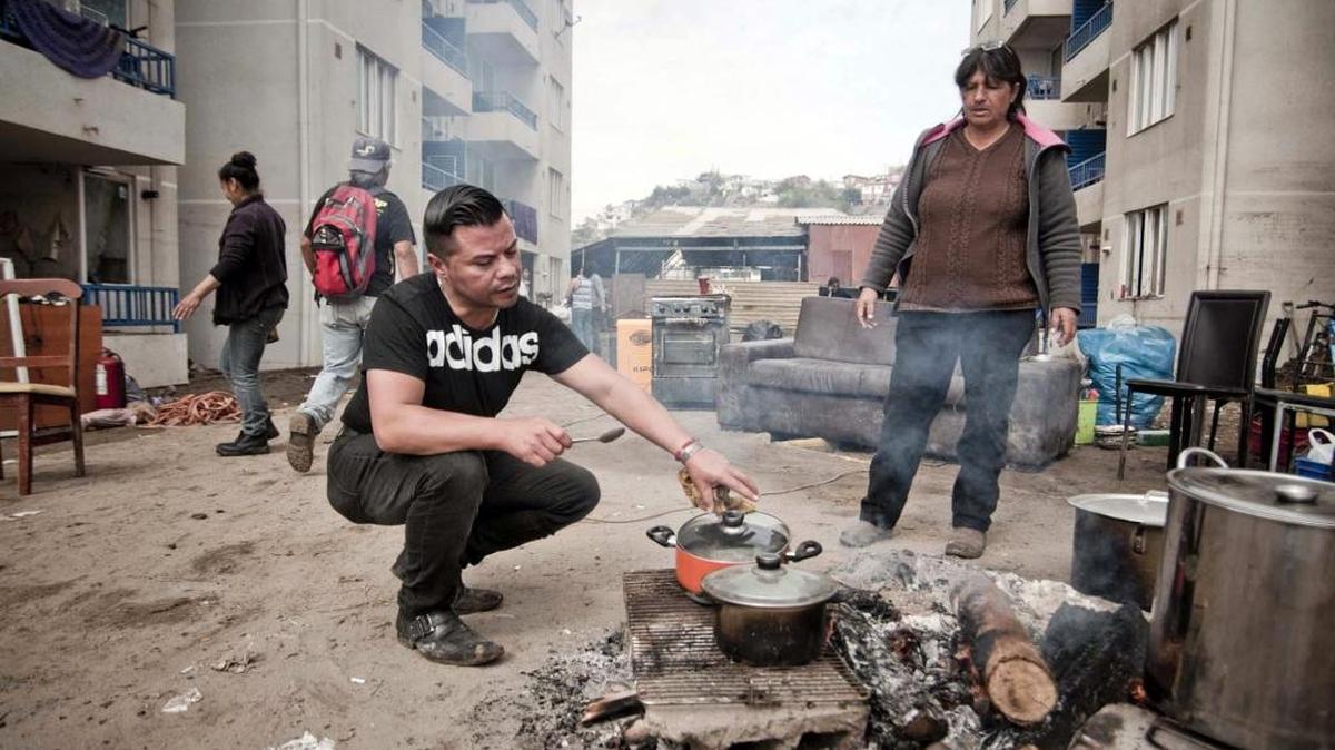 
Habitantes de un edificio ubicado en la zona costera preparan los alimentos el sábado, a unos 460 kilómetros al norte de Santiago de Chile. 
