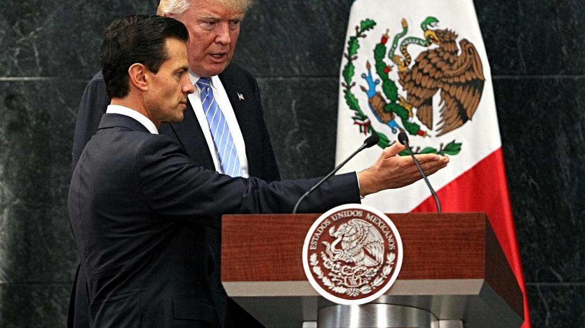 El presidente de México, Enrique Peña Nieto (i) recibe al candidato republicano a la presidencia de Estados Unidos, Donald Trump (d) el miércoles 31 de agosto de 2016, en la residencia Los Pinos en Ciudad de México (México).