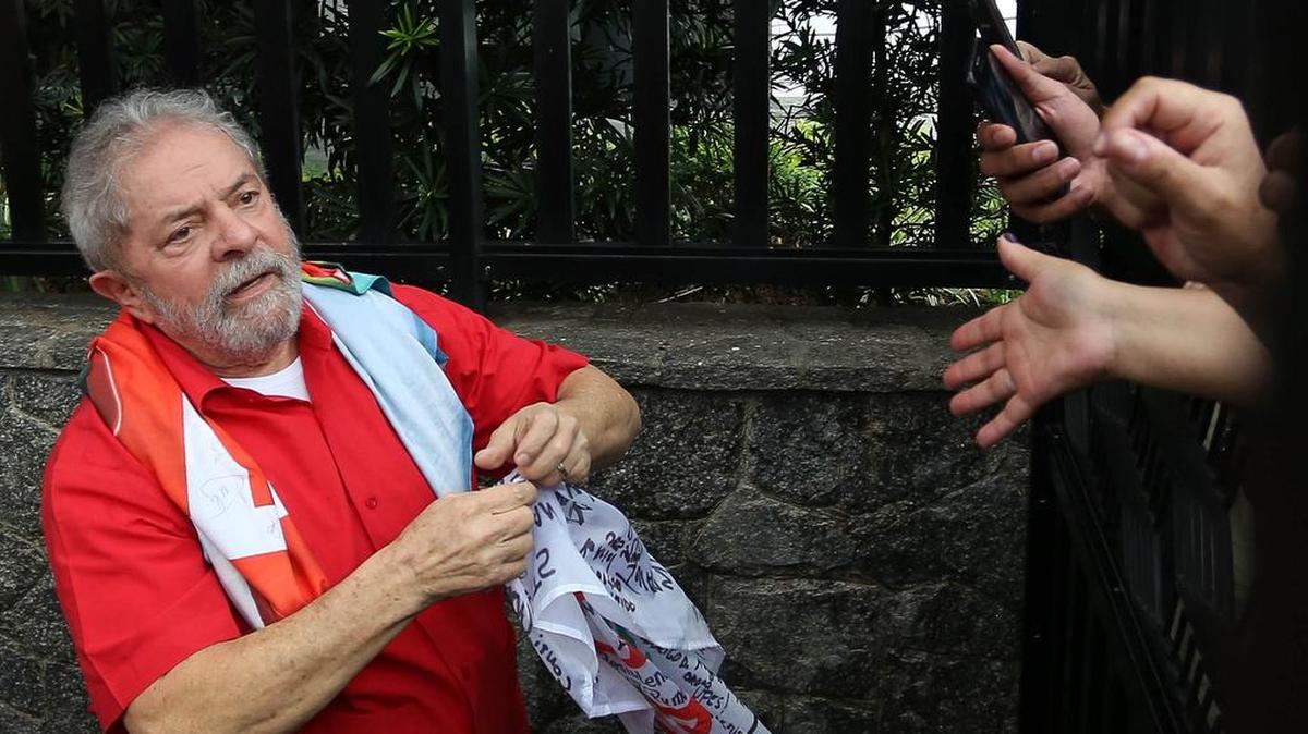 El ex presidente Luiz Inácio Lula da Silva saluda a los simpatizantes del partido de los trabajadores (PT), que se reúnen frente a su casa para mostrar su apoyo en la ciudad de São Bernardo do Campo en el estado de São Paulo (Brasil) el domingo 13 de marzo de 2016.