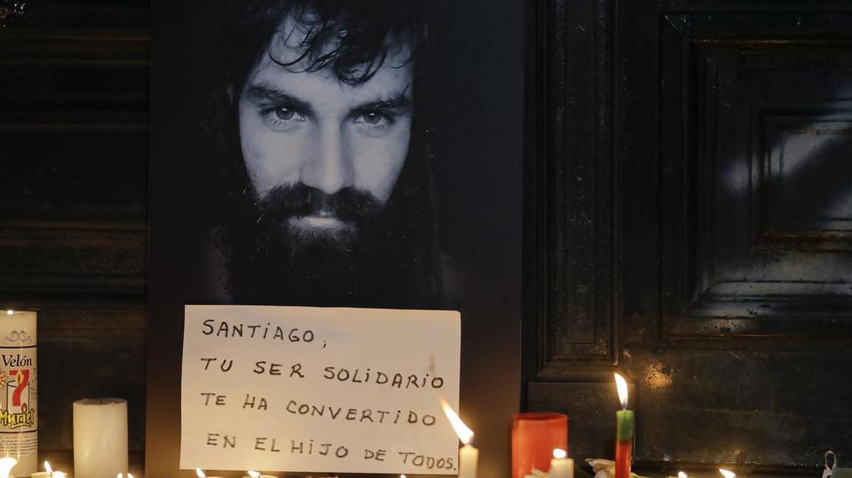 Foto del activista Santiago Maldonado en un memorial en Buenos Aires.